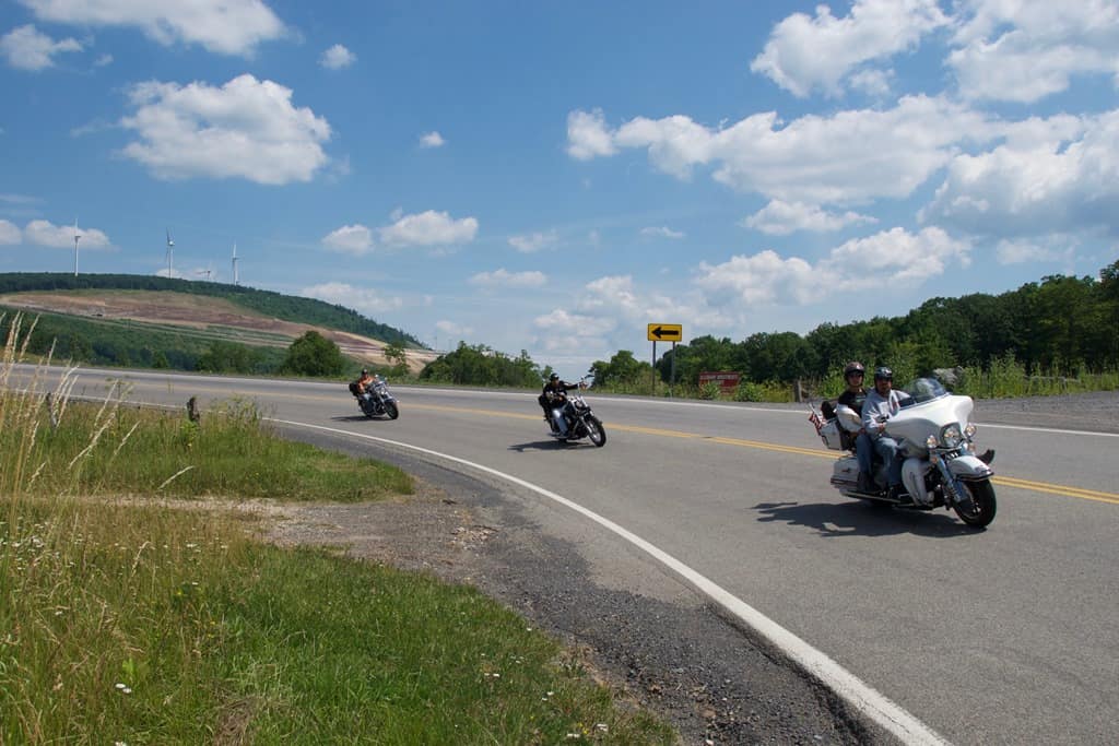 Formação na estrada durante viagem de moto