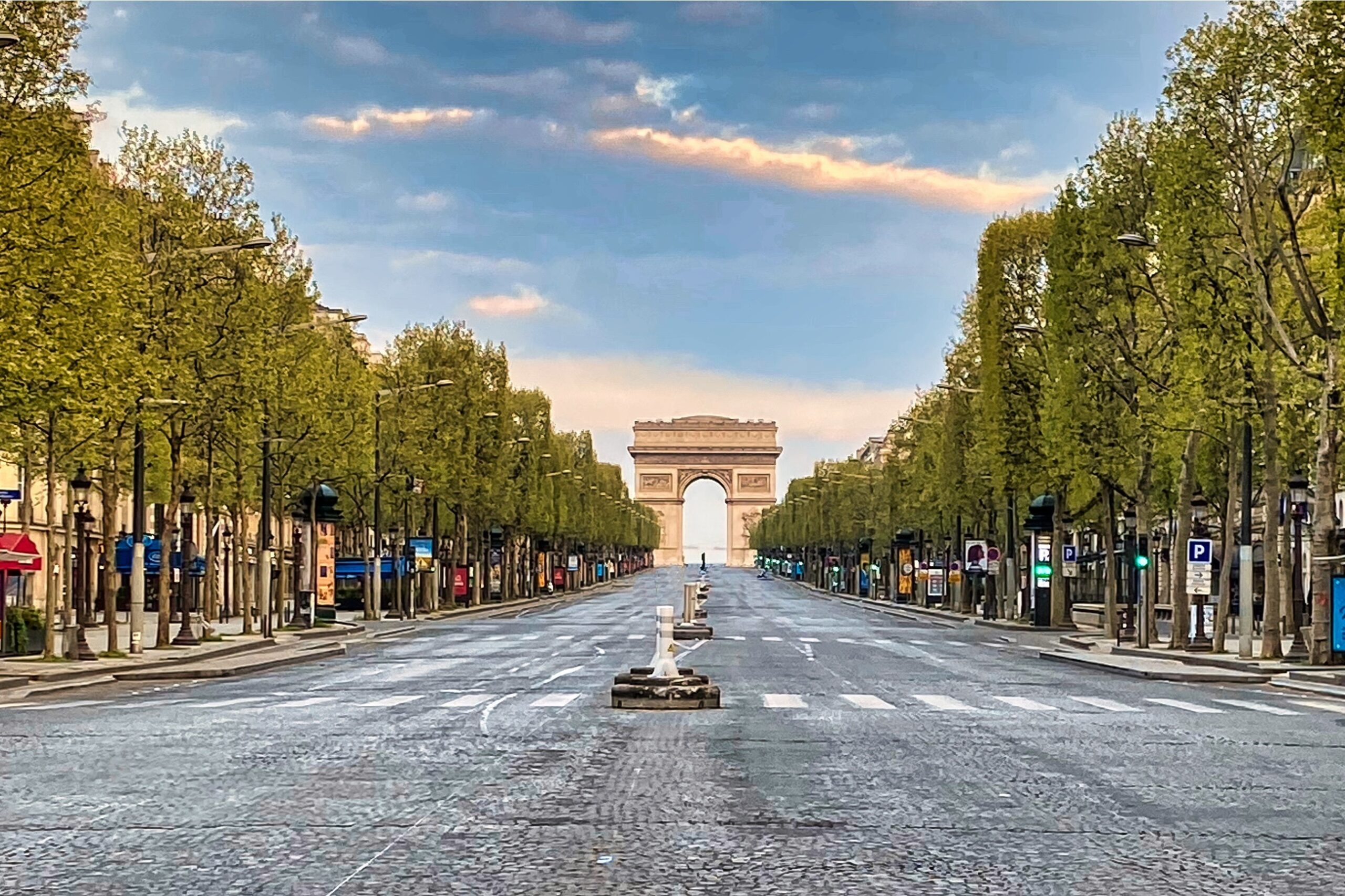 Passeio pela Champs-Élysées em Paris – Viagem de Moto pela Europa