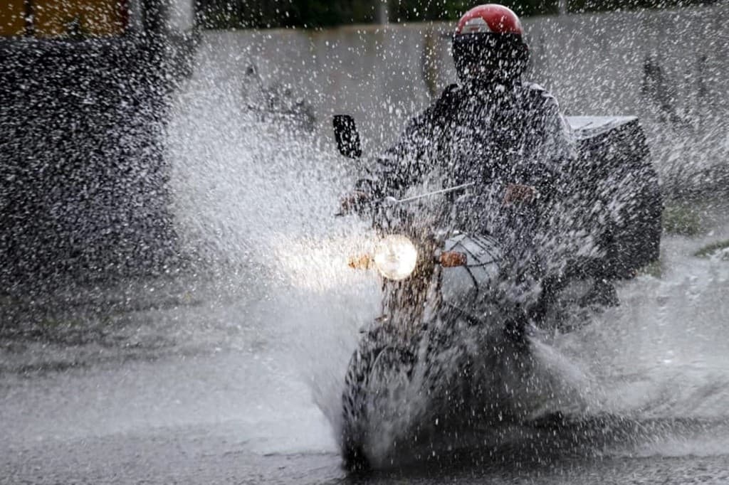 Cuidados ao atravessar áreas alagadas com sua moto