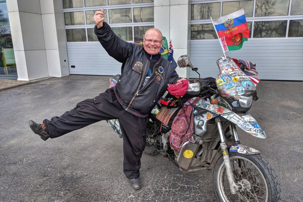 Surdo e mudo, motociclista bielorrusso dá a volta ao mundo em duas rodas e supera 300 mil km