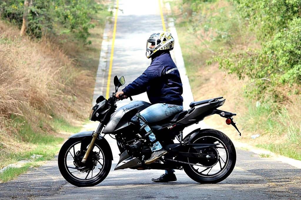 Qual a postura mais adequada ao pilotar uma motocicleta?
