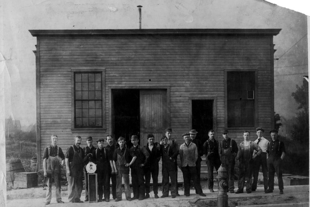 A fábrica de motocicletas Harley-Davidson com toda a equipe, em 1907