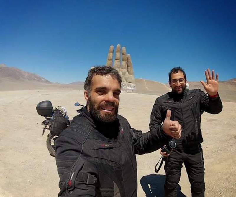 Primos aventureiros viajam de moto pelos Andes e Deserto do Atacama