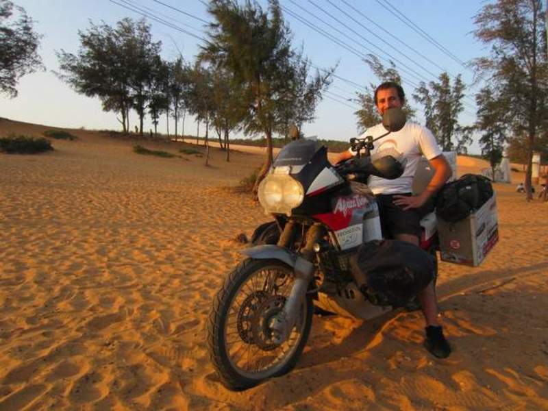 Italiano que faz viagem de volta ao mundo de moto está no Brasil