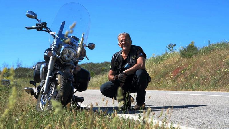Um velhote rodando de moto pela Europa