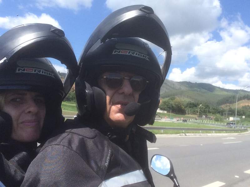 Um casal em viagem de moto pela América do Sul