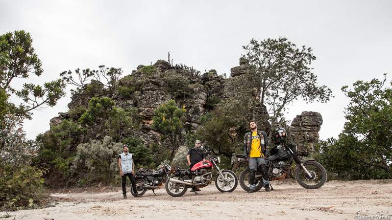 Amigos, motos velhas, estrada e as cachoeiras da Serra da Canastra