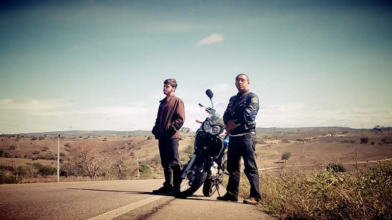 Uma moto e uma barraca no litoral de Alagoas