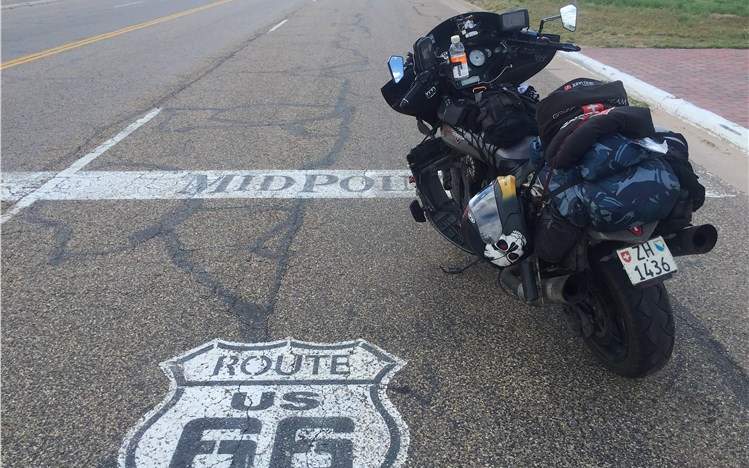 Motociclista suíço quebra recorde mundial de volta ao mundo sobre duas rodas