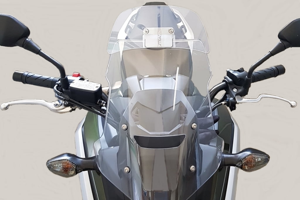Quão eficazes são o para-brisa (bolha) e o defletor em uma moto?